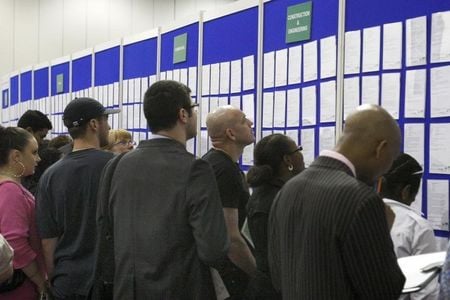 L'AI crea un mercato del lavoro a due velocità nel Regno Unito, domanda per ruoli senior