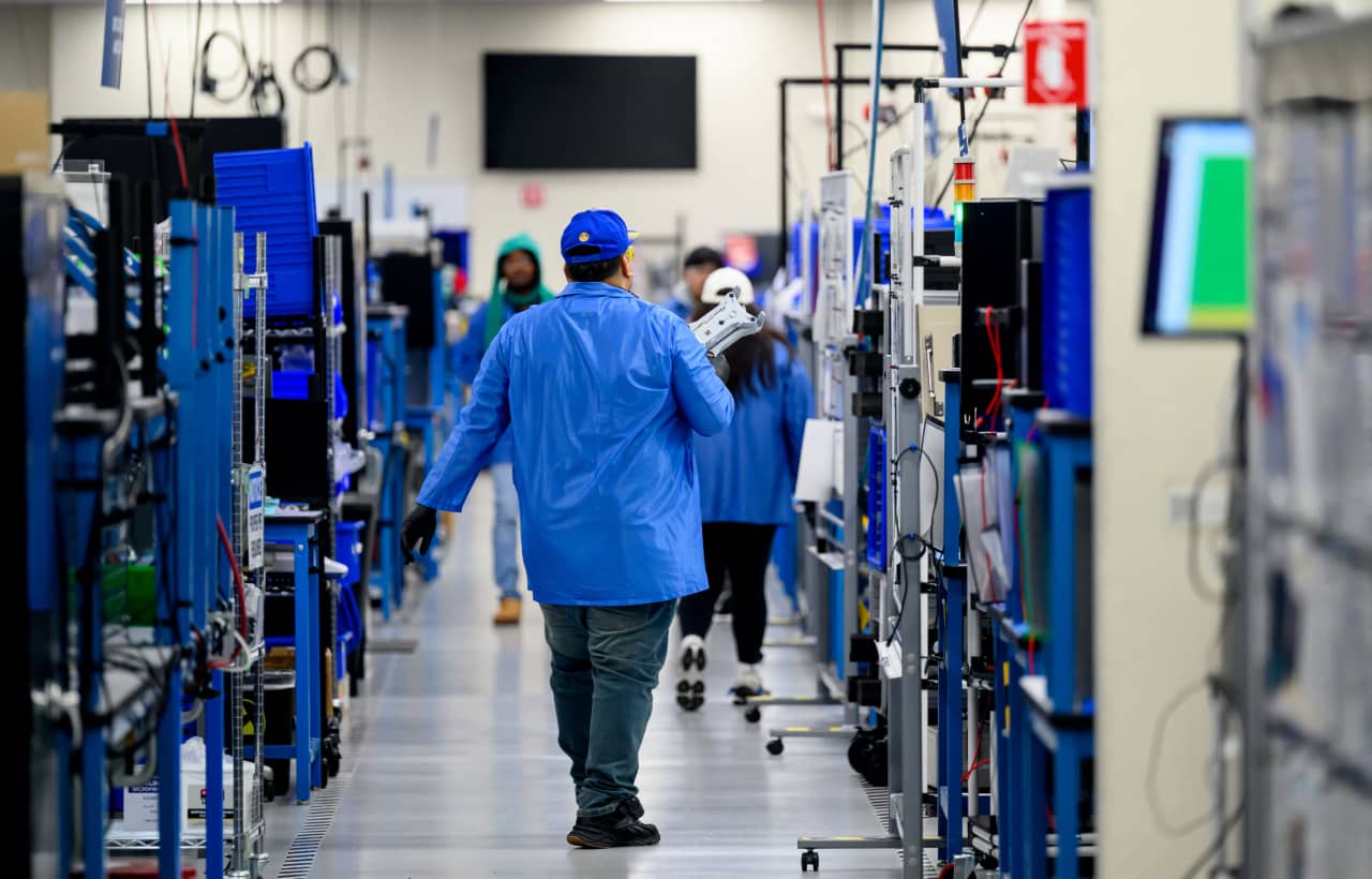 Produzione USA accelera grazie all'AI, ma crescono inflazione e carenze