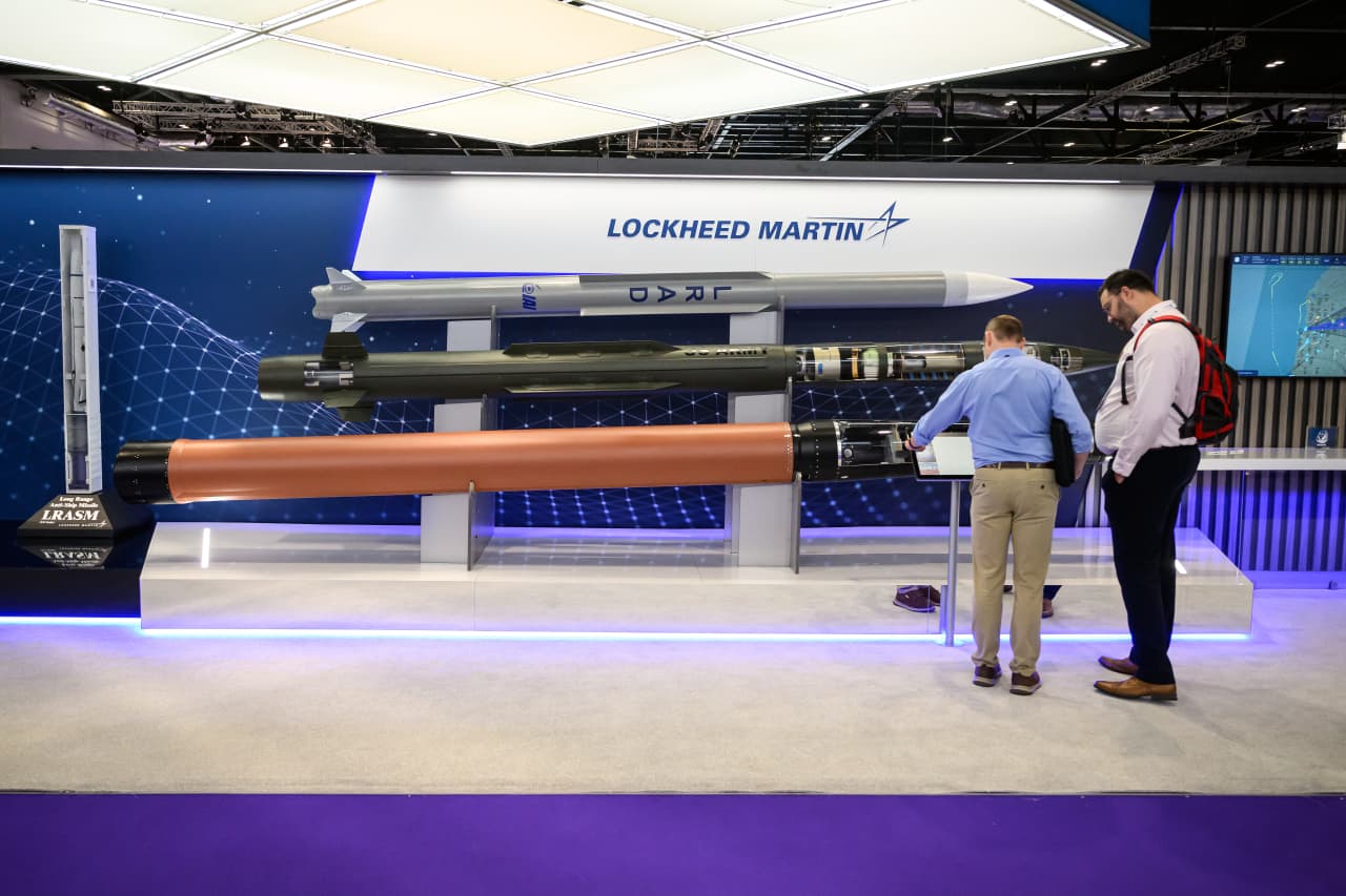 Le azioni di Lockheed Martin salgono mentre la spinta a costruire più missili più velocemente dà i suoi frutti