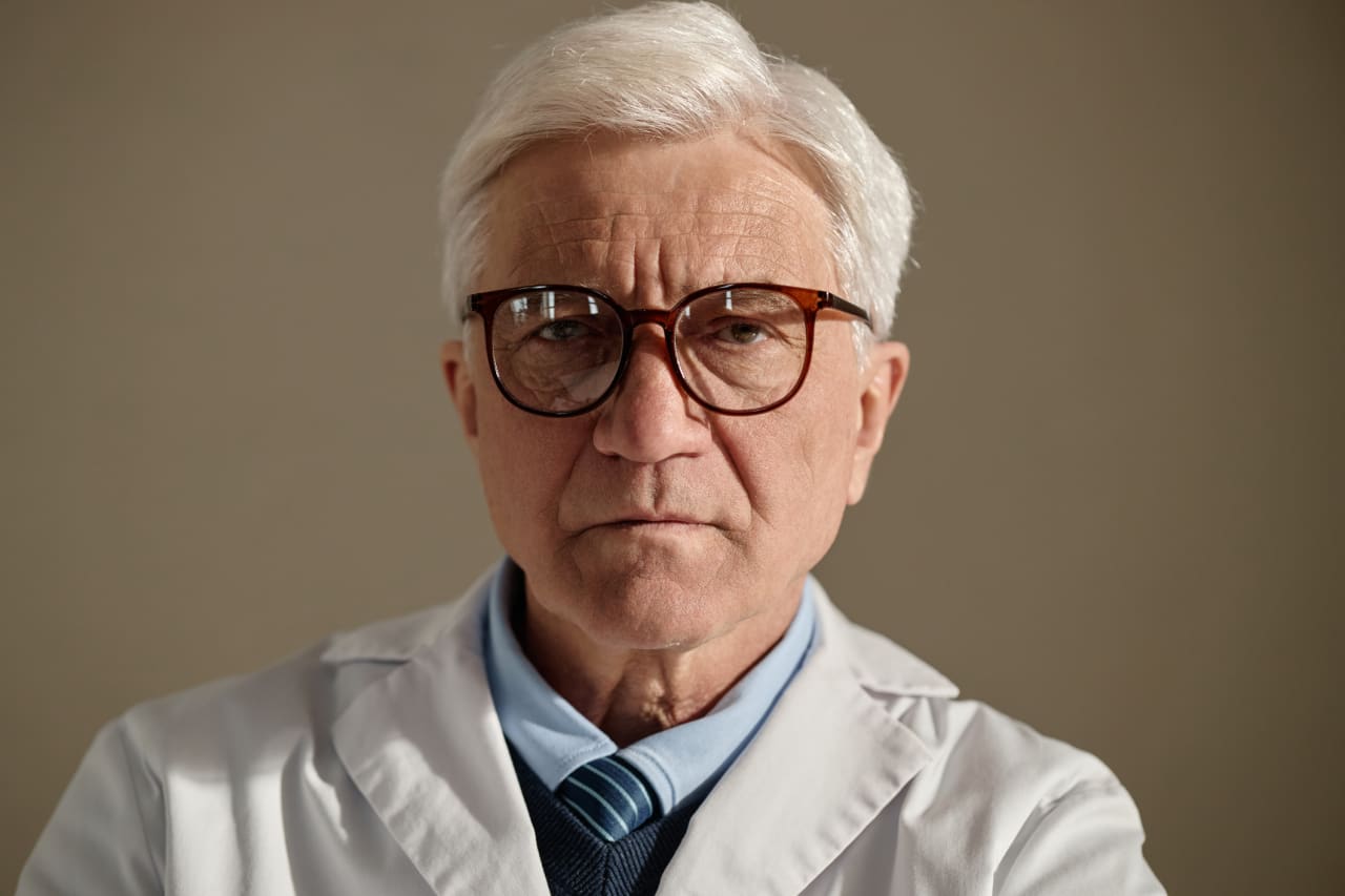 Sono un medico semipensionato di 63 anni. Se ho risparmiato 2 milioni di dollari per la pensione, la previdenza sociale dovrebbe essere facoltativa?