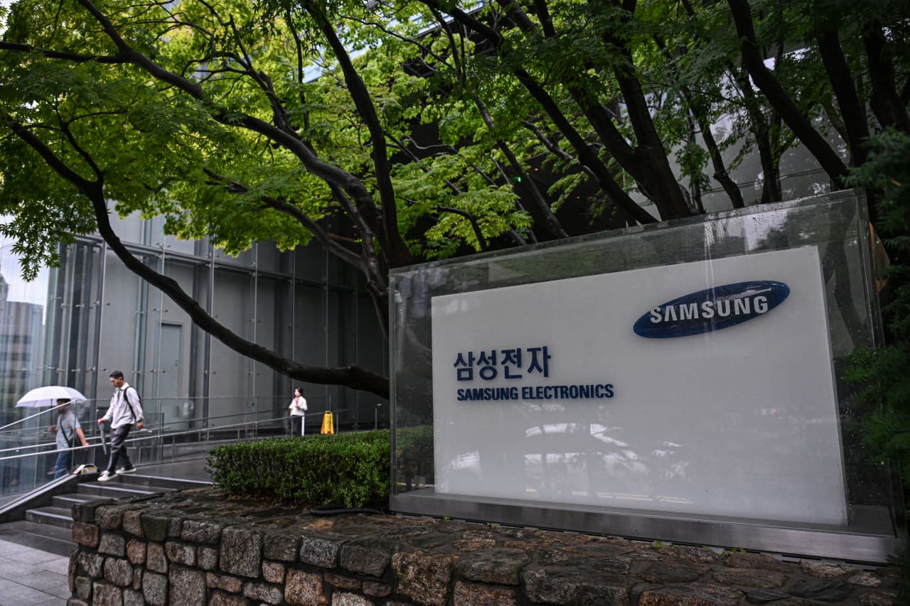 Samsung record spinto dall'AI, ma incertezze persistono