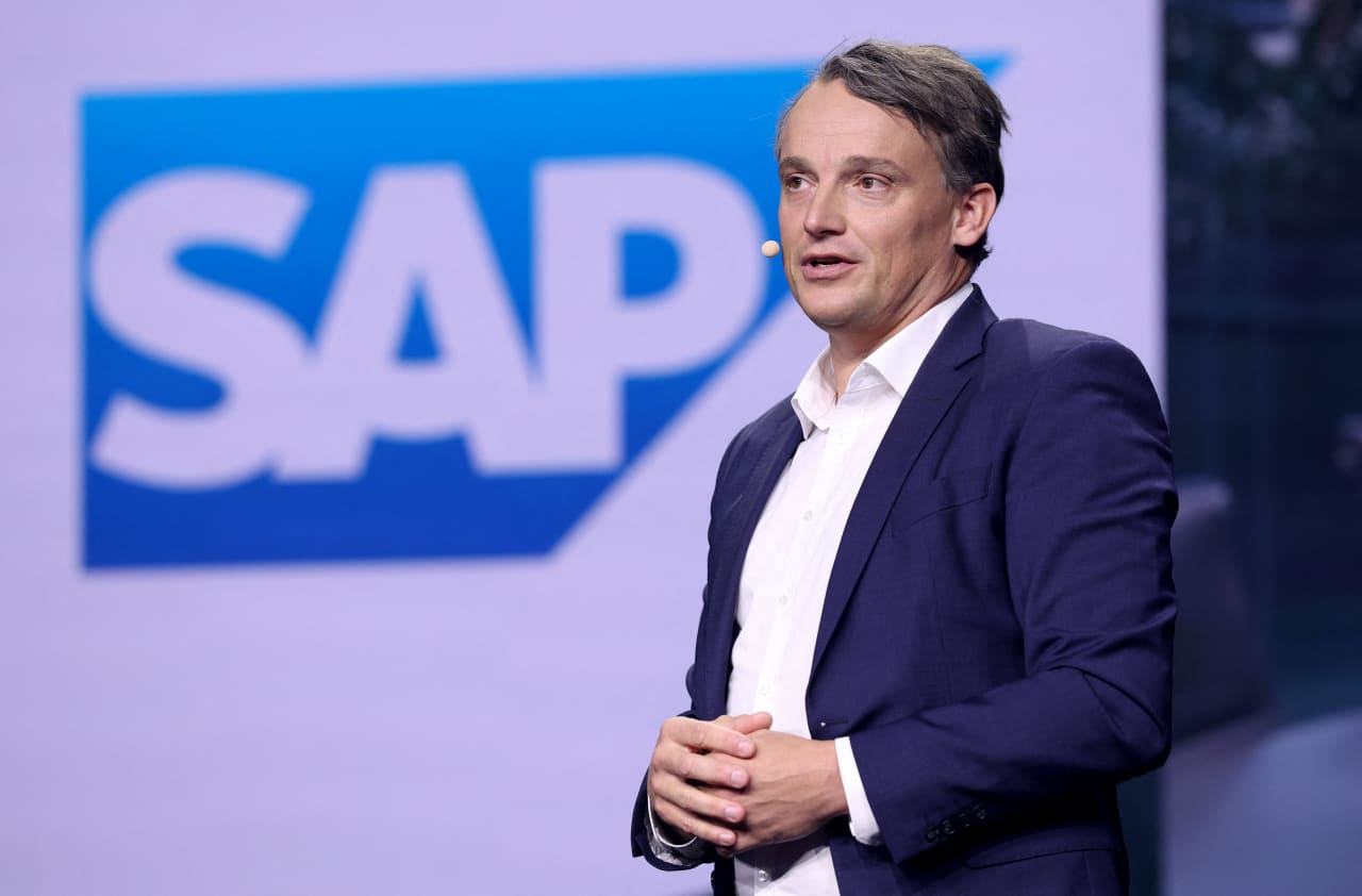 Le azioni di SAP salgono grazie ai forti ricavi, ma gli analisti avvertono dei rischi di orientamento