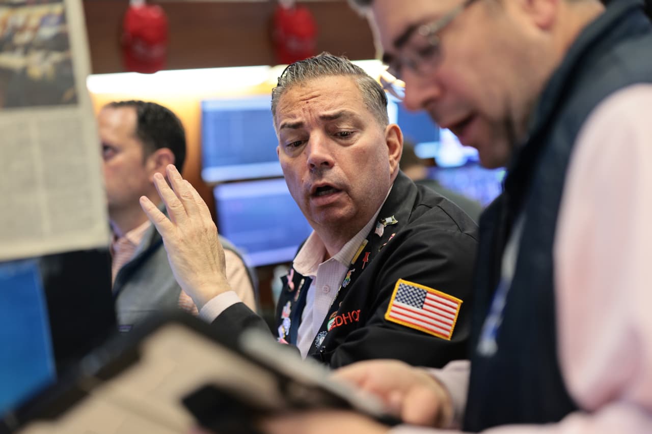 Petrolio su, tech giù: la scommessa degli strateghi sulle azioni