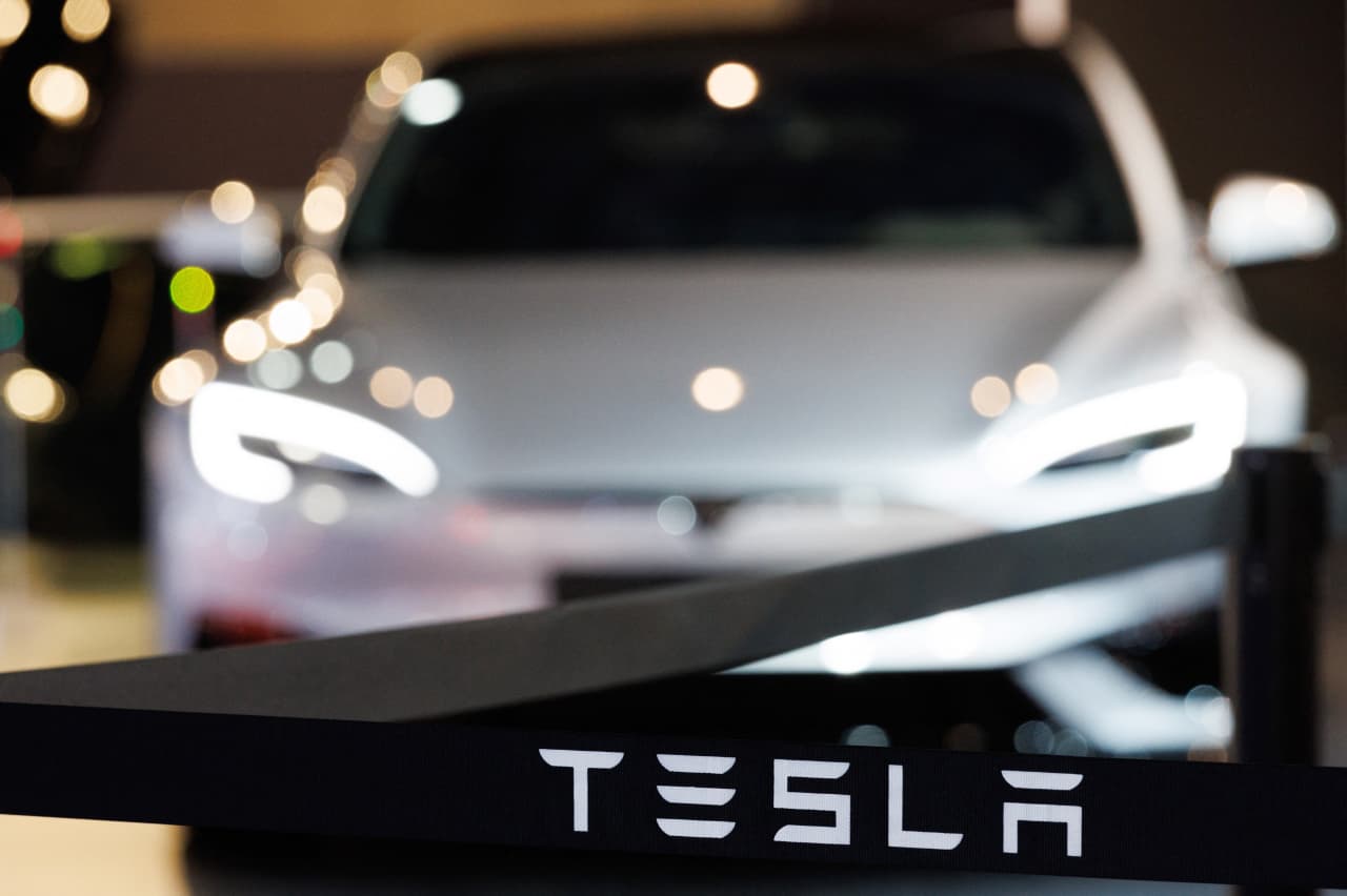 Tesla vede una perdita di 214 miliardi di dollari mentre gli investitori criticano il piano di Elon Musk di spendere “il più velocemente possibile”