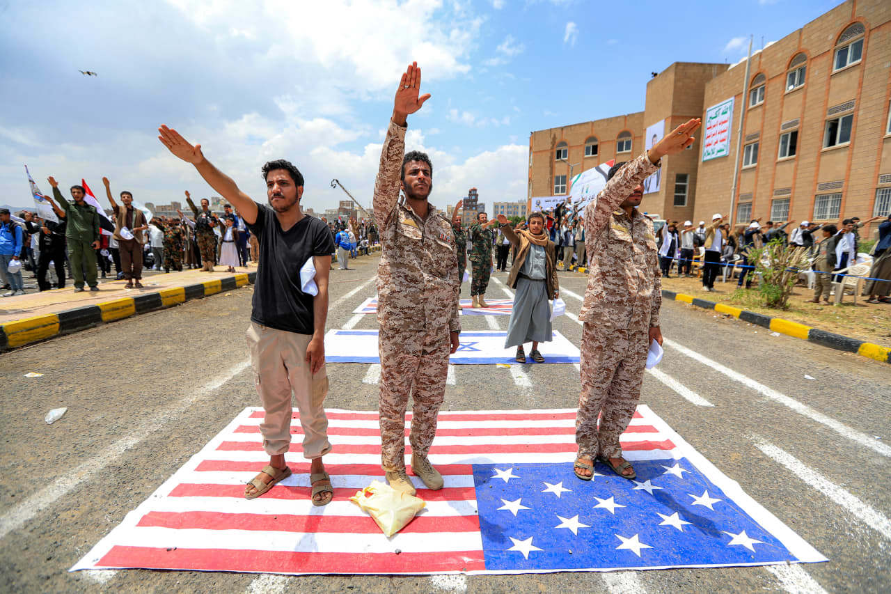 Il petrolio globale supera i 100 dollari e si stabilizza ai massimi da 2 mesi dopo che gli Houthi hanno attaccato le petroliere saudite e Trump minaccia la “punizione militare” contro l’Iran