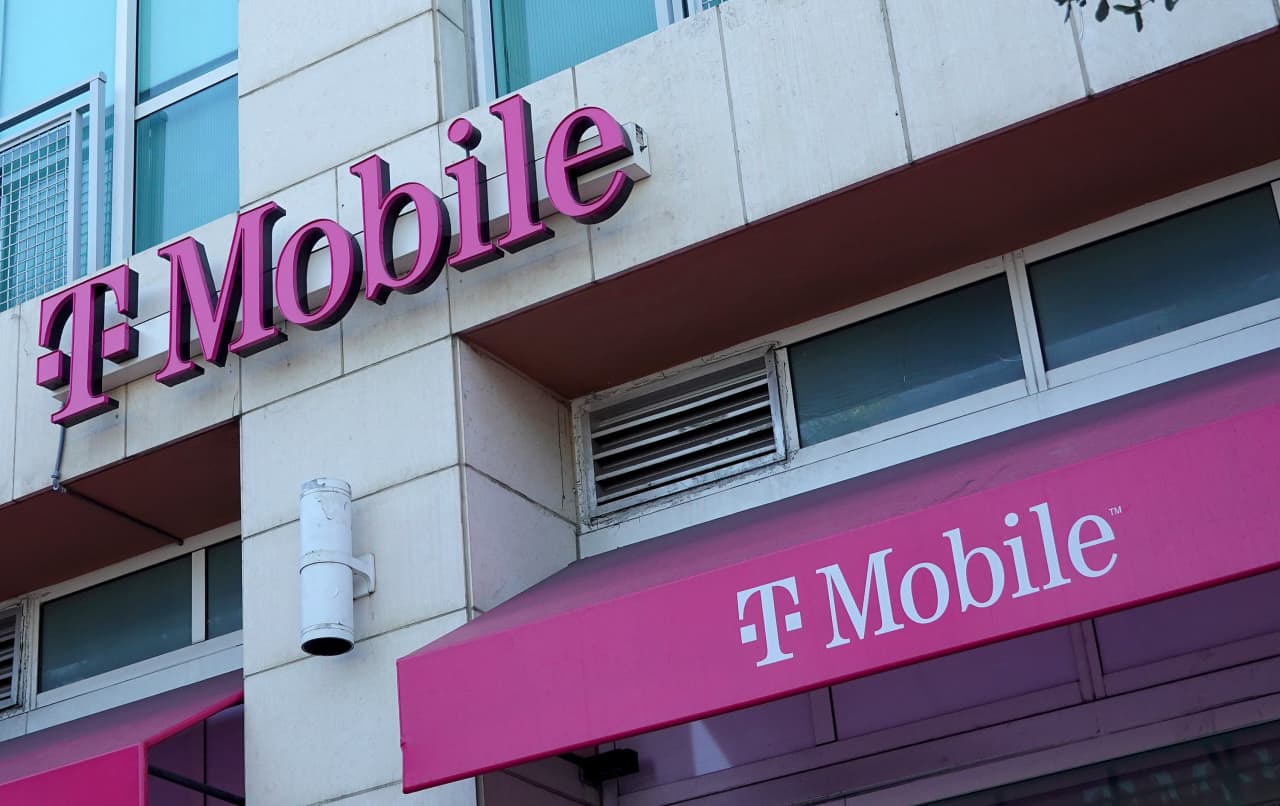 Le azioni di T-Mobile crollano nonostante i clienti si riversino nei piani premium
