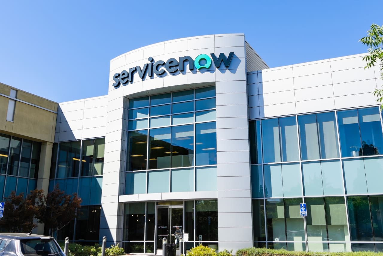 Le azioni di ServiceNow aumentano poiché gli utili mostrano lo slancio nel campo della sicurezza informatica