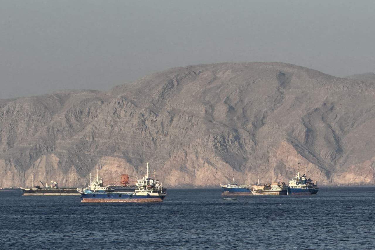 Petrolio in rialzo dopo attacco a nave nello Stretto di Hormuz