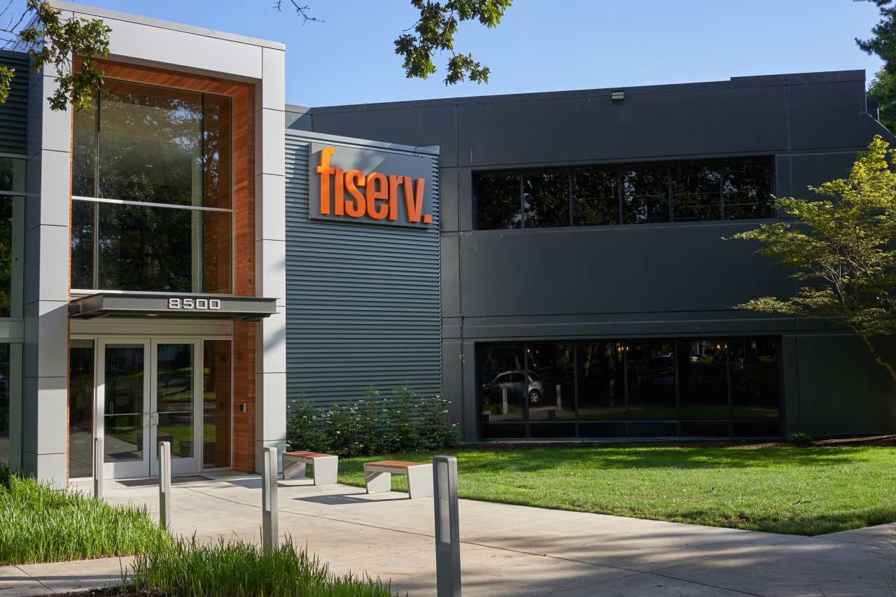 Fiserv: azioni in calo dopo revisione prospettive