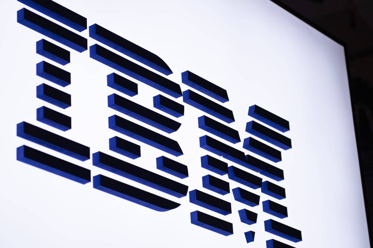 IBM ha appena tagliato le sue prospettive. Perché comunque le sue azioni stanno rimbalzando.