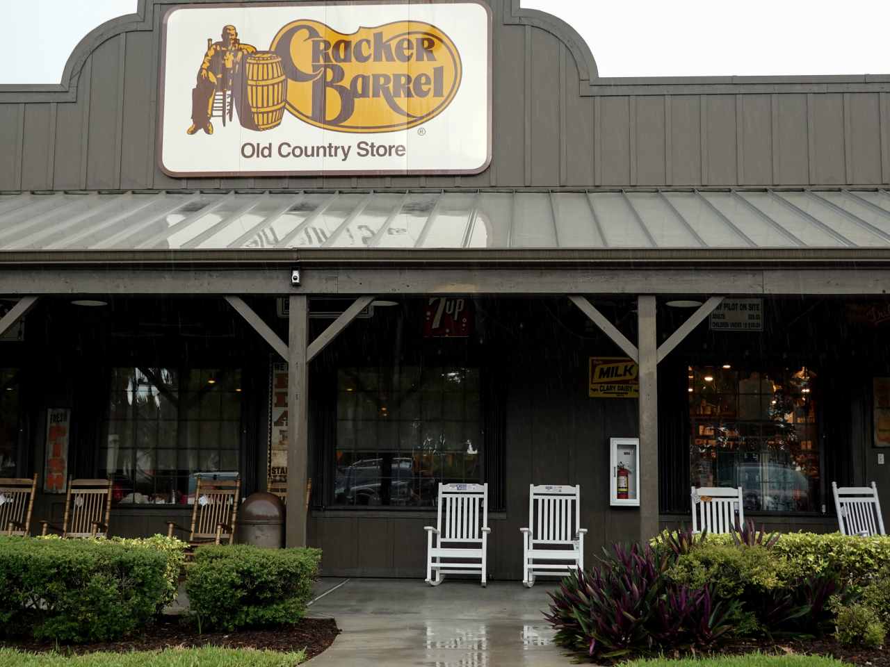 Cracker Barrel: la battaglia sul logo costa il posto al CEO