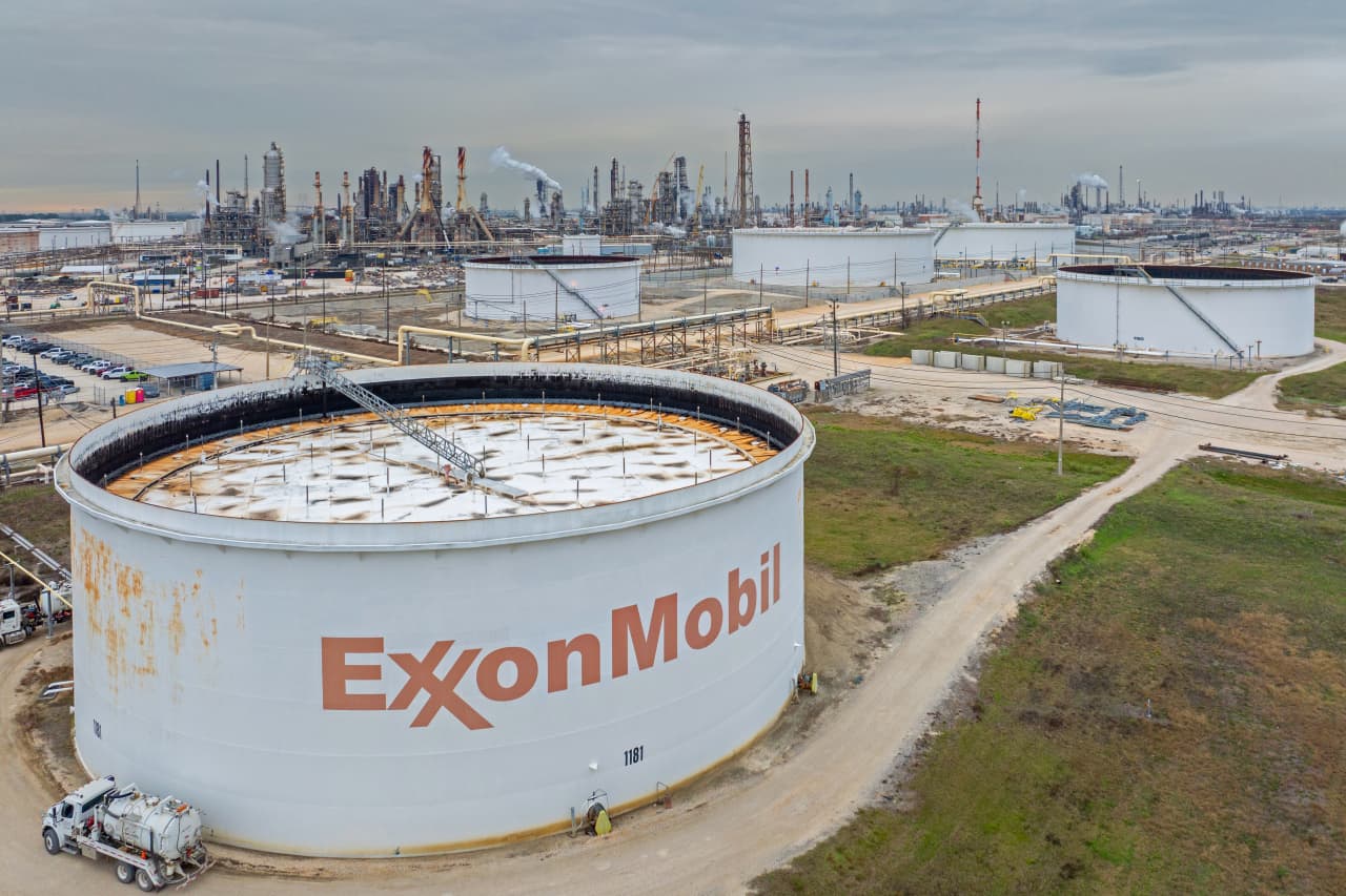 Profitti quadruplicati per Exxon e Chevron, Iran in primo piano