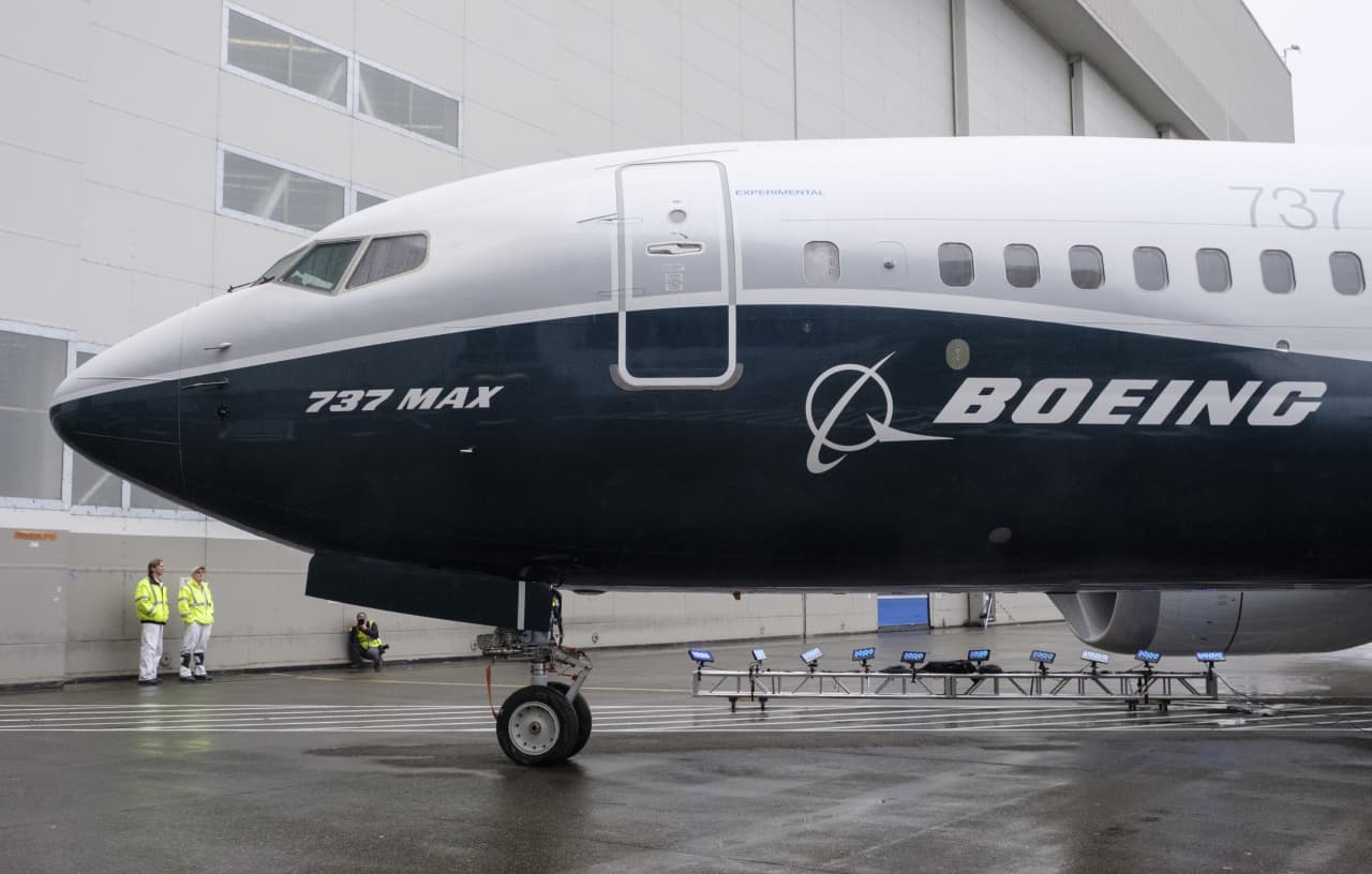 Boeing guida i guadagni di Wall Street, superando ostacoli